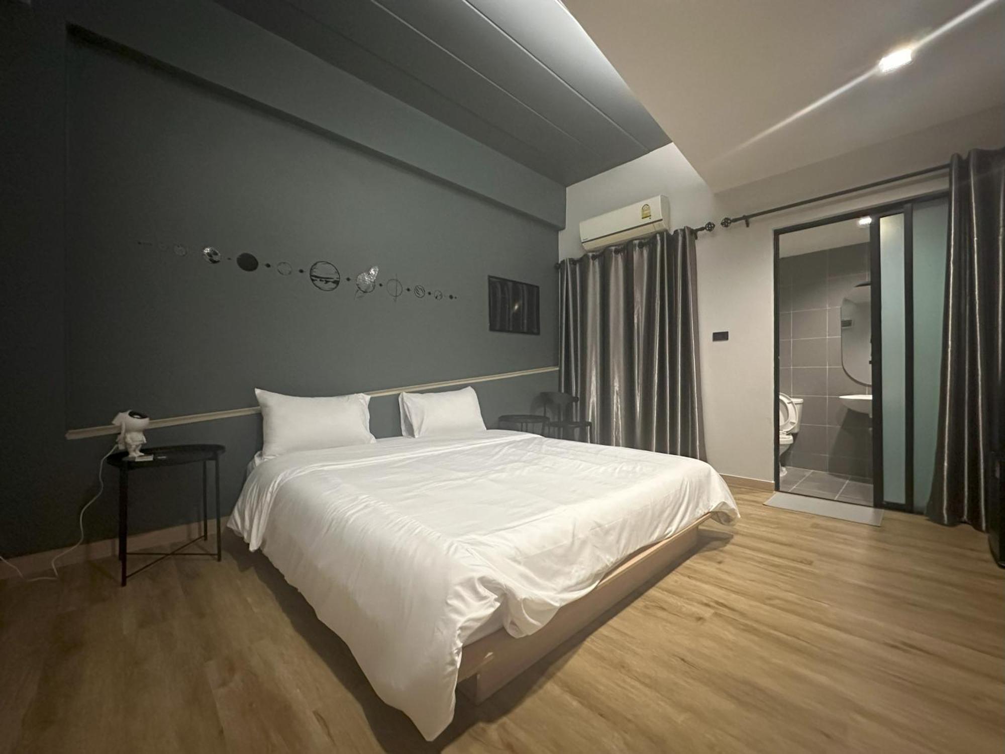 Hotel Bed-room At Suvarnabhumi Airport - Newly Renovated 2*